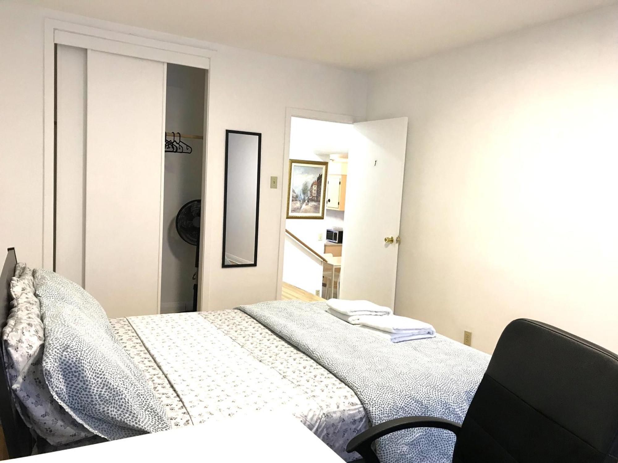 Big Private Room Midmontreal Next To Station Metro - Parking Free Екстериор снимка