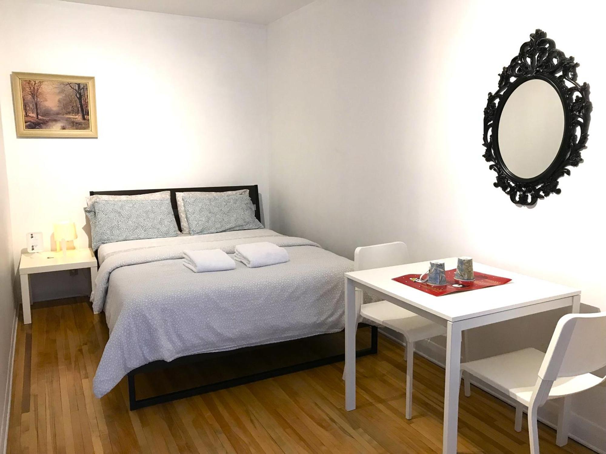 Big Private Room Midmontreal Next To Station Metro - Parking Free Екстериор снимка