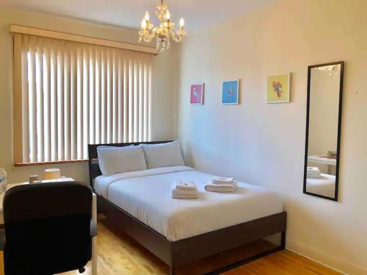 Big Private Room Midmontreal Next To Station Metro - Parking Free Екстериор снимка